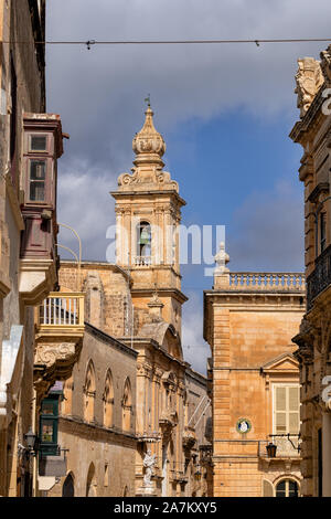 Antike Stadt Mdina, der alten Hauptstadt von Malta, Kirche der Verkündigung Glockenturm. Stockfoto