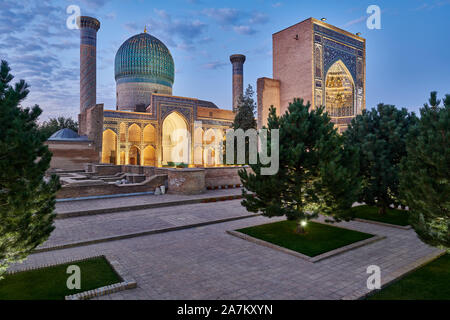 Night Shot von beleuchteten Amir-Timur-Mausoleum oder Das Gur Emir-Mausoleum von Tamerlane, Samarkand, Usbekistan, in Zentralasien Stockfoto