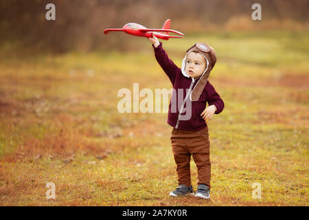 Kleiner Junge spielt mit dem Flugzeug Stockfoto