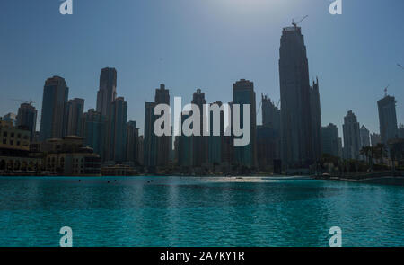 DUBAI, VEREINIGTE ARABISCHE EMIRATE - 17. OKTOBER 2019: Dubai Städtischen Skyline bei Burj Khalifa Lake in der Nähe von Dubai Mall in VAE Stockfoto