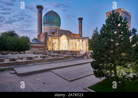 Night Shot von beleuchteten Amir-Timur-Mausoleum oder Das Gur Emir-Mausoleum von Tamerlane, Samarkand, Usbekistan, in Zentralasien Stockfoto