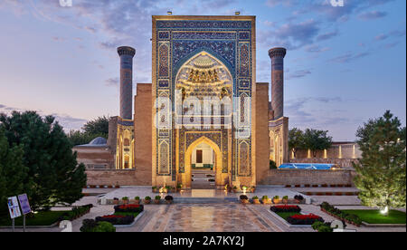 Night Shot von beleuchteten Amir-Timur-Mausoleum oder Das Gur Emir-Mausoleum von Tamerlane, Samarkand, Usbekistan, in Zentralasien Stockfoto