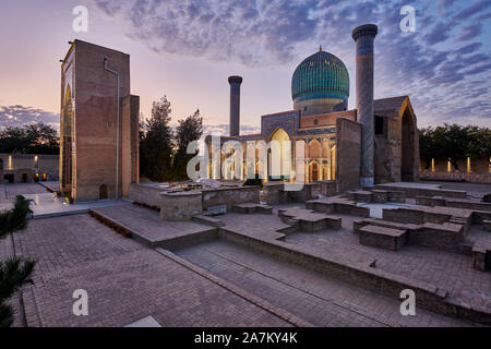 Night Shot von beleuchteten Amir-Timur-Mausoleum oder Das Gur Emir-Mausoleum von Tamerlane, Samarkand, Usbekistan, in Zentralasien Stockfoto