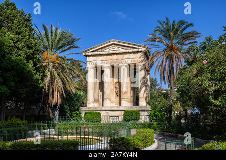 Lower Barrakka Gärten in Valletta, Malta, Stadt Garten mit Springbrunnen und Denkmal für Sir Alexander Ball von 1810. Stockfoto