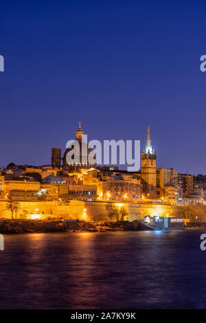 Altstadt von Valletta in Malta bei Nacht beleuchtet, Meerblick. Stockfoto