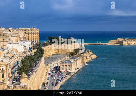 Alte Stadtmauer von Valletta in Malta Grand Harbour im Mittelmeer auf der rechten Seite. Stockfoto