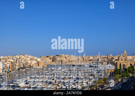 Blick über Vittoriosa Yacht Marina in den Grand Harbour in Valletta, Malta, Skyline der Stadt in der Mitte, Senglea links und Birgu nach rechts. Stockfoto