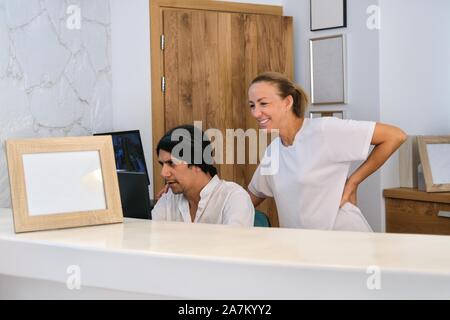 Der Mann und die Frau an der Rezeption in der Nähe Rezeption Stockfoto