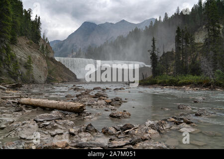 Panoramabild der Kicking Horse River cascading auf die Wapta Falls, Yoho National Park, British Columbia, Kanada Stockfoto