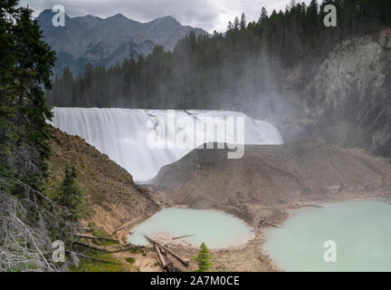 Panoramabild der Kicking Horse River cascading auf die Wapta Falls, Yoho National Park, British Columbia, Kanada Stockfoto