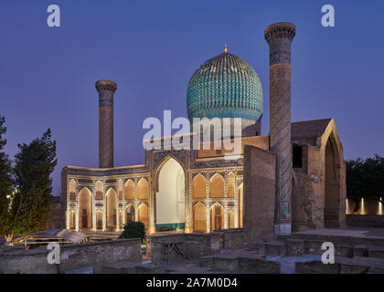 Night Shot von beleuchteten Amir-Timur-Mausoleum oder Das Gur Emir-Mausoleum von Tamerlane, Samarkand, Usbekistan, in Zentralasien Stockfoto