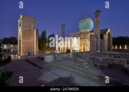 Night Shot von beleuchteten Amir-Timur-Mausoleum oder Das Gur Emir-Mausoleum von Tamerlane, Samarkand, Usbekistan, in Zentralasien Stockfoto