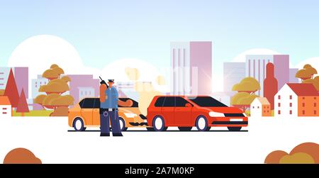 Polizisten mit Walkie-talkie-Polizist stand in der Nähe des beschädigten Autos Verkehr Sicherheitsvorschriften service Auto Unfall Konzept Stadtbild Hintergrund waagrechten voller Länge Vektor illustration Stock Vektor