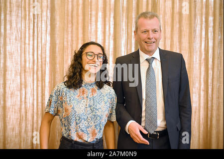 Nürnberg, Deutschland. 03 Nov, 2019. Der neu gewählte Nürnberger Christkind, Munsi Benigna, zusammen mit dem Oberbürgermeister der Stadt Nürnberg, Ulrich Maly (SPD, r) eine Pressekonferenz abhalten. Nach dem Skandal um eine rassistische Kommentar auf der Facebook Seite von ein AfD Bezirk Verbindung, das Nürnberger Christkind, Munsi Benigna, zusammen mit dem Oberbürgermeister der Stadt Nürnberg, Maly (SPD), gab eine Pressekonferenz. Credit: Nicolas Armer/dpa/Alamy leben Nachrichten Stockfoto