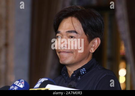 Taiwanesische Berühmtheit Jacky Wu spricht auf der Pressekonferenz mit hohen Renditen und die Beschwerde eines Staubsaugers Marke investiert er in der Ta zu klären Stockfoto