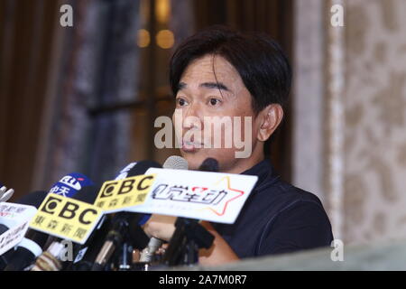 Taiwanesische Berühmtheit Jacky Wu spricht auf der Pressekonferenz mit hohen Renditen und die Beschwerde eines Staubsaugers Marke investiert er in der Ta zu klären Stockfoto