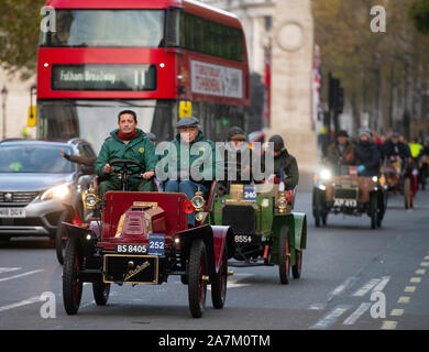 Whitehall, London, UK. 3. November 2019. Der 123. Jahrestag Bonhams London nach Brighton Veteran Car Run Ankunft in Whitehall auf dem Weg nach Brighton Stockfoto