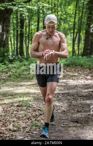 Leute, die in einem Rennen auf einem Waldweg Stockfoto