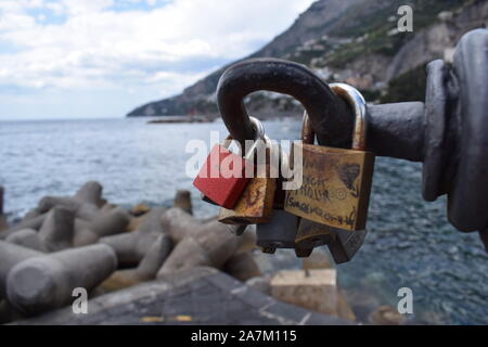 Amalfi, eine kleine luccheto ewige Liebe zu schwören. Stockfoto