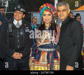 London, Großbritannien, 03. November 2019 Bürgermeister von London Sadiq Khan mit Usha der Metropolitan Police und ein Sänger auf dem Trafalgar Square zu genießen Diwali. Die Feier des Lichts über die Finsternis, des Guten über das Böse, wissen auch als Deepavali. Paul Quezada-Neiman/Alamy leben Nachrichten Stockfoto