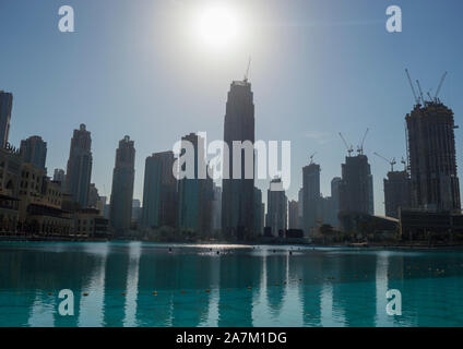 DUBAI, VEREINIGTE ARABISCHE EMIRATE - 17. OKTOBER 2019: Dubai Städtischen Skyline bei Burj Khalifa Lake in der Nähe von Dubai Mall in VAE Stockfoto