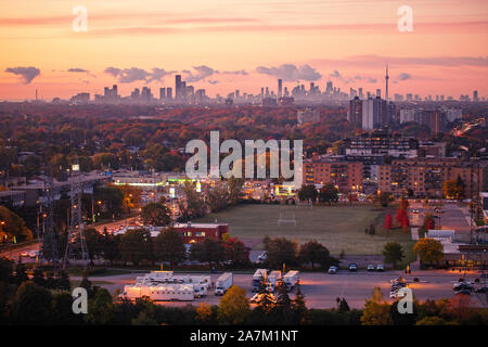 Schöne rosa Gelb Rot Lila morgen himmel wolken in Toronto, Kanada. Die Strahlen der aufgehenden Sonne. Landschaft Luftbild Ansicht von oben mit der städtischen Straße. Tw Stockfoto