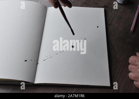 Tinte wird von Stroh auf Papier geblasen, Reihe von pics in einer Sequenz. Stockfoto