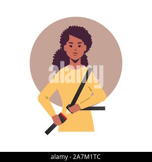 Afrikanische amerikanische Frau Fahrer- oder Beifahrerseite Befestigung Gurt vor dem Fahren Lebensretter sichere Reise Sicherheit erste Konzept Flachbild portrait Vector Illustration Stock Vektor