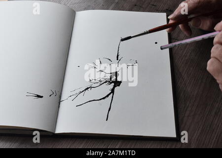 Tinte wird von Stroh auf Papier geblasen, Reihe von pics in einer Sequenz. Stockfoto