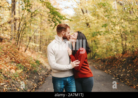 Portrait von schönes Paar Mann Frau in der Liebe. Freund und Freundin umarmen küssen Outdoor im Park auf Herbst Tag. Zusammengehörigkeit und happines Stockfoto