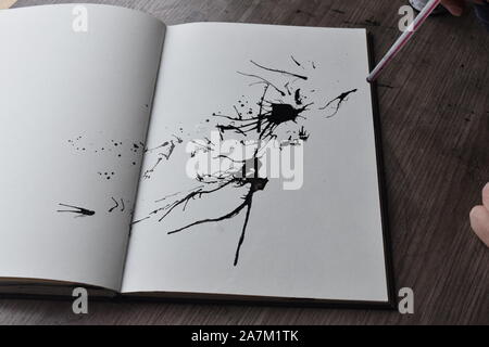 Tinte wird von Stroh auf Papier geblasen, Reihe von pics in einer Sequenz. Stockfoto