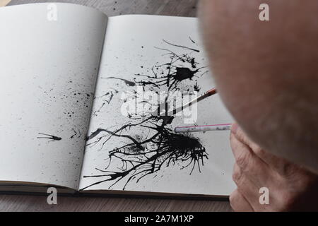 Tinte wird von Stroh auf Papier geblasen, Reihe von pics in einer Sequenz. Stockfoto