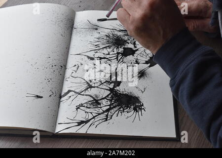 Tinte wird von Stroh auf Papier geblasen, Reihe von pics in einer Sequenz. Stockfoto