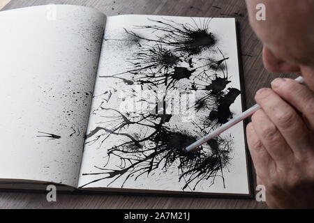 Tinte wird von Stroh auf Papier geblasen, Reihe von pics in einer Sequenz. Stockfoto