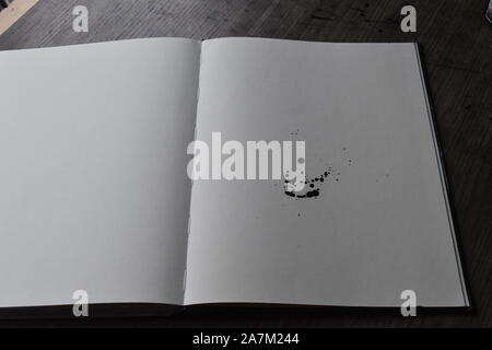 Tinte wird von Stroh auf Papier geblasen, Reihe von pics in einer Sequenz. Stockfoto