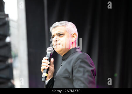 Trafalgar Square, London, UK, 3. November 2019, der Bürgermeister von London, Sadiq Khan, nimmt an Diwali auf dem Trafalgar Square, London, der für seine 18 Jahr stattfindet. Menschen genossen einen Nachmittag mit Tanz, Musik, Gesang, Essen, farbenfrohe Kostüme und natürlich der Diwa-Zeremonie. Credit: Keith Larby/Alamy leben Nachrichten Stockfoto