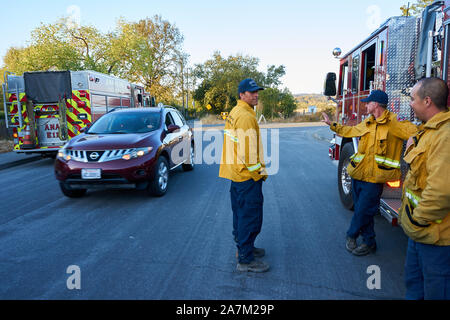 Feuerwehrmänner rest Nächste red fire truck nach Kämpfen der Kincade Brand in Windsor, Sonoma County, Kalifornien. Stockfoto