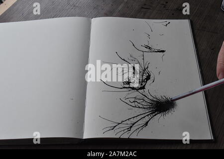 Tinte wird von Stroh auf Papier geblasen, Reihe von pics in einer Sequenz. Stockfoto