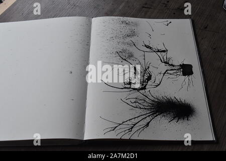 Tinte wird von Stroh auf Papier geblasen, Reihe von pics in einer Sequenz. Stockfoto