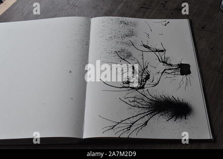 Tinte wird von Stroh auf Papier geblasen, Reihe von pics in einer Sequenz. Stockfoto