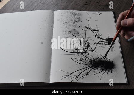Tinte wird von Stroh auf Papier geblasen, Reihe von pics in einer Sequenz. Stockfoto