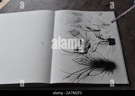 Tinte wird von Stroh auf Papier geblasen, Reihe von pics in einer Sequenz. Stockfoto
