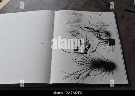 Tinte wird von Stroh auf Papier geblasen, Reihe von pics in einer Sequenz. Stockfoto