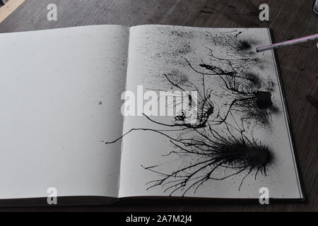 Tinte wird von Stroh auf Papier geblasen, Reihe von pics in einer Sequenz. Stockfoto