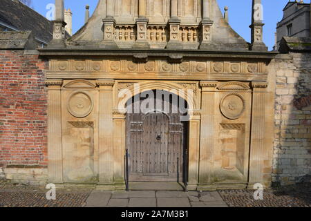 Gonville und Caius College, Universität Cambridge, Cambs, Großbritannien. Ein altes Tor Eingang in die Hochschule vom Trinity Lane Stockfoto