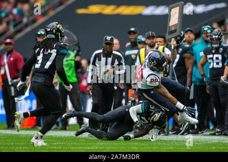 Wembley Stadion, London, UK. 3. November, 2019. National Football League, Houston Texans gegen Jacksonville Jaguars; festes Ende Jordan Akins von Houston Texans wird durch Defensive zurück Breon Grenzen der Jacksonville Jaguars - Redaktionelle Verwendung Credit: Aktion plus Sport/Alamy Leben Nachrichten angegangen Stockfoto