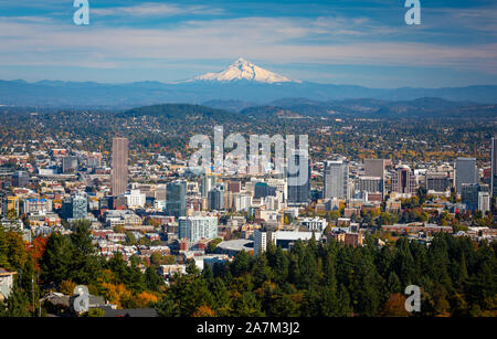 Portland, Oregon Skyline vom: Pittock Mansion. Portland, offiziell die Stadt Portland, ist die größte und bevölkerungsreichste Stadt im US-Bundesstaat Stockfoto