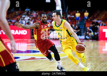 Brazilian-Italian professioneller Basketballspieler Marcelo Huertas, rechts, hält den Ball an der dritten Runde der Gruppe F Republik Montenegro vs Brasilien Stockfoto