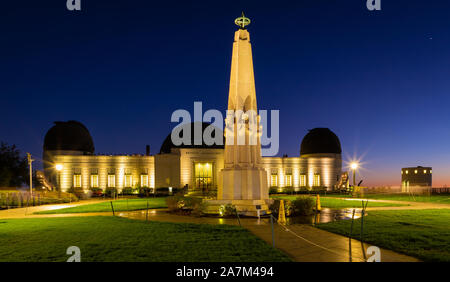 Das Griffith Observatory ist eine Einrichtung in Los Angeles, Kalifornien, sitzen auf dem Südhang des Mount Hollywood in Los Angeles Griffith Park. Stockfoto