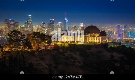 Das Griffith Observatory ist eine Einrichtung in Los Angeles, Kalifornien, sitzen auf dem Südhang des Mount Hollywood in Los Angeles Griffith Park. Stockfoto